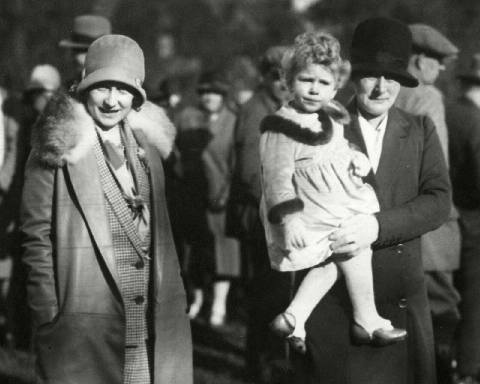 I BARNEPIKES FAVN: Dronning Elizabeth fotografert i armene på barnevakten Clara Knight i 1928. Dronningens mor, Elizabeth Bowes-Lyon (siden Dronningmoren) til venstre. FOTO: NTB scanpix I BARNEPIKES FAVN: Dronning Elizabeth fotografert i armene på barnevakten Clara Knight i 1928. Dronningens mor, Elizabeth Bowes-Lyon (siden Dronningmoren) til venstre. FOTO: NTB scanpix