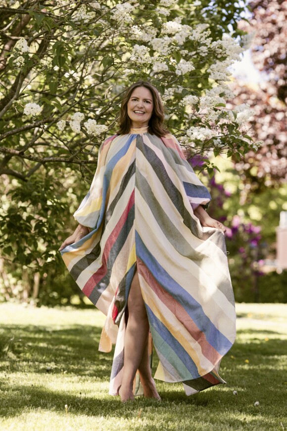 ETTER: Kjole (kr 9000, Découvreur). Tips! Når kjolen er et skikkelig blikkfang, kan du med fordel droppe smykker og andre detaljer. FOTO: Astrid Waller ETTER: Kjole (kr 9000, Découvreur). Tips! Når kjolen er et skikkelig blikkfang, kan du med fordel droppe smykker og andre detaljer. FOTO: Astrid Waller