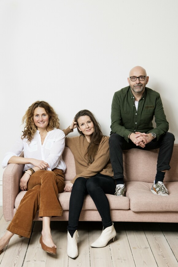 – Det er nesten som om omverdenen har større utfordringer med måten vi lever på enn det vi selv har, sier Nicoline Olesen, som sitter til venstre i sofaen her, og som deler leilighet med Rikkes ektemann Flemming. FOTO: Robin Skjoldborg – Det er nesten som om omverdenen har større utfordringer med måten vi lever på enn det vi selv har, sier Nicoline Olesen, som sitter til venstre i sofaen her, og som deler leilighet med Rikkes ektemann Flemming. FOTO: Robin Skjoldborg