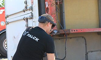 <strong>- ENKELT:</strong> Det gikk fint å kommunisere med ekspertene og utføre deres instruksjoner, sier Fuglerudsveen. Foto: Falck <strong>- ENKELT:</strong> Det gikk fint å kommunisere med ekspertene og utføre deres instruksjoner, sier Fuglerudsveen. Foto: Falck