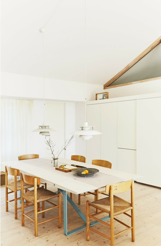 Heng to lamper over spisebordet hvis du vil styrke inntrykket av langbord. Bordet i kryssfiner med sprøytelakkerte stålbein har Claus Bjarrum designet selv. Spisebordsstolene er Børge Mogensens «J39» – også kalt «Folkestolen». Tips! Noen gamle arvestykker blant alt det moderne blir et fint supplement i innredningen. For eksempel er gamle tinnfat utrolig vakre. FOTO: Nicoline Olsen Heng to lamper over spisebordet hvis du vil styrke inntrykket av langbord. Bordet i kryssfiner med sprøytelakkerte stålbein har Claus Bjarrum designet selv. Spisebordsstolene er Børge Mogensens «J39» – også kalt «Folkestolen». Tips! Noen gamle arvestykker blant alt det moderne blir et fint supplement i innredningen. For eksempel er gamle tinnfat utrolig vakre. FOTO: Nicoline Olsen
