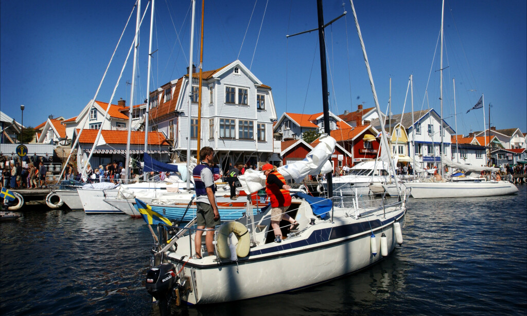POPULÆRT: Langs den halvannen kilometer lange brygga i Smögen er det vanligvis fullt av båtturister. Nå sliter flere av de svenske gjestehavnene som følge av innreiserestriksjonene.
Foto: Heiko Junge / SCANPIX POPULÆRT: Langs den halvannen kilometer lange brygga i Smögen er det vanligvis fullt av båtturister. Nå sliter flere av de svenske gjestehavnene som følge av innreiserestriksjonene.
Foto: Heiko Junge / SCANPIX