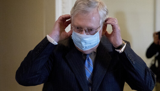 MED MUNNBIND: Majoritetsleder i Senatet, Mitch McConnell. Foto: AP Photo/Andrew Harnik, File MED MUNNBIND: Majoritetsleder i Senatet, Mitch McConnell. Foto: AP Photo/Andrew Harnik, File