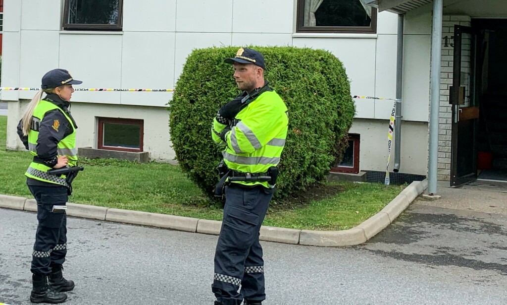 Politiet er på stedet etter at en kvinne i 60-årene døde etter knivstikking i Halden. En mann i 30-årene er pågrepet. Foto: Trine Bakke Eidissen / Halden Arbeiderblad / NTB scanpix Politiet er på stedet etter at en kvinne i 60-årene døde etter knivstikking i Halden. En mann i 30-årene er pågrepet. Foto: Trine Bakke Eidissen / Halden Arbeiderblad / NTB scanpix
