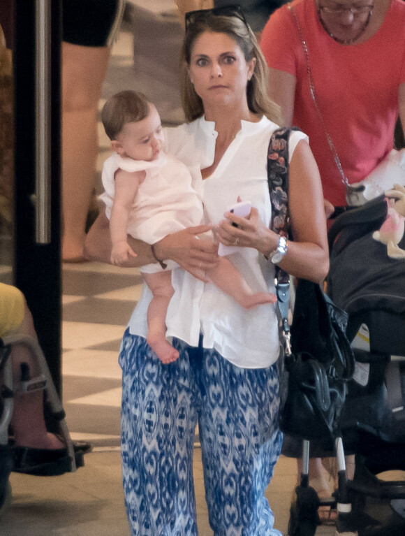 I UTLANDET: Prinsesse Madeleine avbildet med datteren Adrienne på armen i Florida høsten 2018. Foto: Splash News/ NTB scanpix I UTLANDET: Prinsesse Madeleine avbildet med datteren Adrienne på armen i Florida høsten 2018. Foto: Splash News/ NTB scanpix