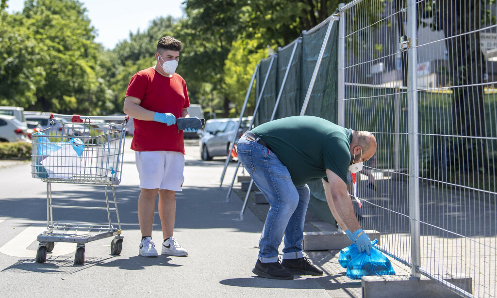 KARANTENE: Ansatte ved en matbutikk i byen Verl gjør klar varer for kunder som er i karantene. Foto: David Inderlied / AP / NTB scanpix KARANTENE: Ansatte ved en matbutikk i byen Verl gjør klar varer for kunder som er i karantene. Foto: David Inderlied / AP / NTB scanpix