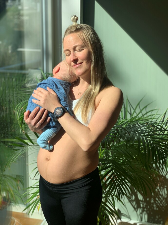 NYFORELSKET: Men også sliten. Stine oppfordrer nybakte mødre til å prioritere søvn framfor å stresse med trening den første tiden. Foto: Privat NYFORELSKET: Men også sliten. Stine oppfordrer nybakte mødre til å prioritere søvn framfor å stresse med trening den første tiden. Foto: Privat
