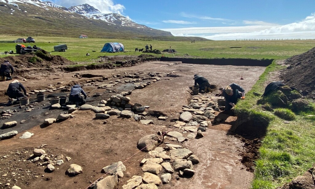 UTGRAVINGER: Under den nyere langhuset, fant arkeologene et enda eldre. Foto: Bjarni Einarsson UTGRAVINGER: Under den nyere langhuset, fant arkeologene et enda eldre. Foto: Bjarni Einarsson