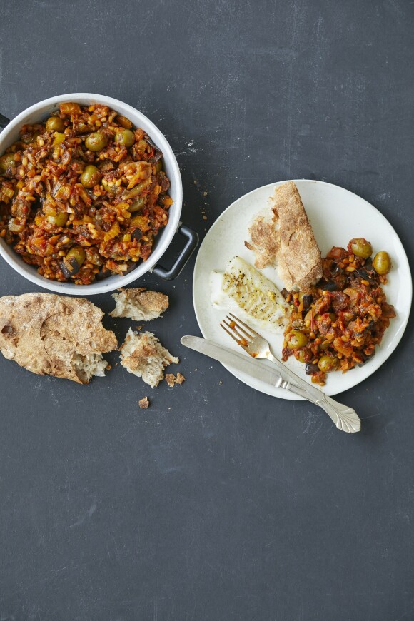 Den sicilianske auberginesausen caponata di melanzane serveres tradisjonelt som antipasto før middagen, men den fungerer også som herlig tilbehør til hvit fisk. Tips! Du kan bruke den fisken du har tilgang på til denne retten. FOTO: Winnie Methmann Den sicilianske auberginesausen caponata di melanzane serveres tradisjonelt som antipasto før middagen, men den fungerer også som herlig tilbehør til hvit fisk. Tips! Du kan bruke den fisken du har tilgang på til denne retten. FOTO: Winnie Methmann
