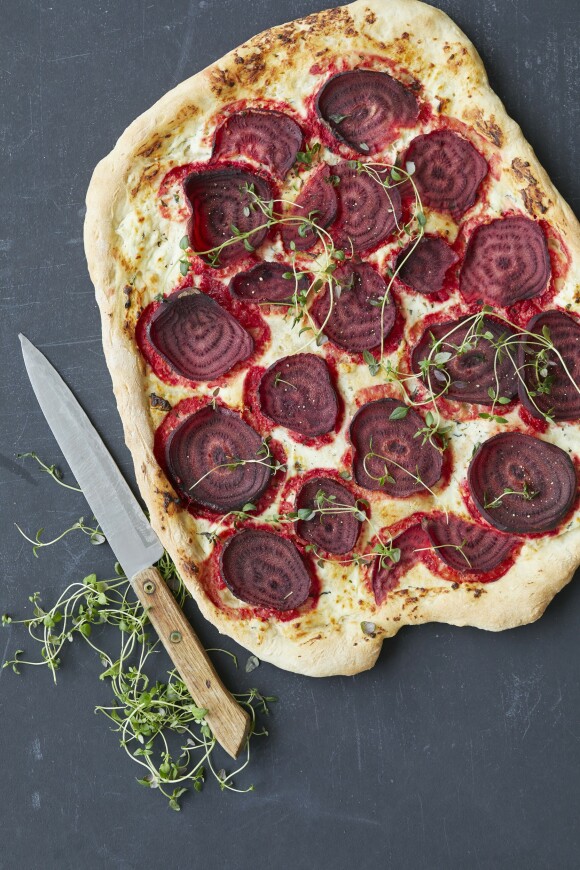 Gjør pizzakvelden ekstra festlig med en pink pizza, som både er lekker og mettende. Tips! Prøv også med andre rotgrønnsaker, f.eks. søtpoteter eller polkabeter. FOTO: Winnie Methmann Gjør pizzakvelden ekstra festlig med en pink pizza, som både er lekker og mettende. Tips! Prøv også med andre rotgrønnsaker, f.eks. søtpoteter eller polkabeter. FOTO: Winnie Methmann
