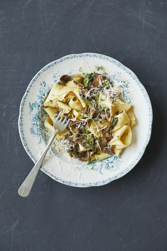Pappardelle er ekstra brede pastabånd. De kan være litt vanskelig å få kjøpt, men du kan skjære ferske lasagneplater i brede strimler og bruke dem i denne oppskriften. FOTO: Winnie Methmann Pappardelle er ekstra brede pastabånd. De kan være litt vanskelig å få kjøpt, men du kan skjære ferske lasagneplater i brede strimler og bruke dem i denne oppskriften. FOTO: Winnie Methmann
