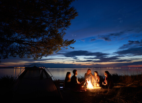 UTSATT: Skal du tilbringe sene sommerkvelder utendørs er det en god idé å dekke kroppen med langermede gensere og langbukse. Da er det langt vanskeligere for myggen å stikke. Foto: NTB Scanpix UTSATT: Skal du tilbringe sene sommerkvelder utendørs er det en god idé å dekke kroppen med langermede gensere og langbukse. Da er det langt vanskeligere for myggen å stikke. Foto: NTB Scanpix