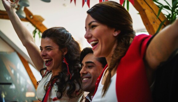 NORSK-ISH: Nasrin Khusrawi (som Fariba), Ravdeep Singh Bajwa (som Amrit) og Selda Ekiz (som Helin) spiller i den nye serien, som har premiere i september. FOTO: NRK NORSK-ISH: Nasrin Khusrawi (som Fariba), Ravdeep Singh Bajwa (som Amrit) og Selda Ekiz (som Helin) spiller i den nye serien, som har premiere i september. FOTO: NRK