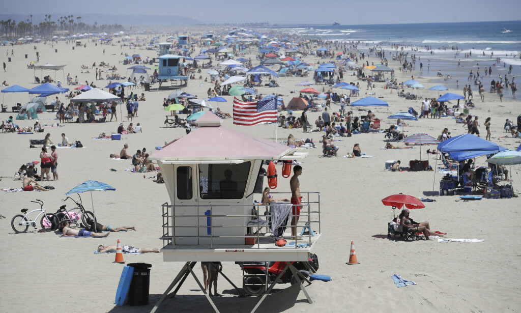 STENGES IGJEN: California er en av statene som har bestemt seg for å lukke ned igjen etter en ny oppblomstring av coronasmitte. Blant annet skal den velkjente Huntington-stranda holdes stengt fra fredag til og med mandag i neste uke. Foto: Marcio Jose Sanchez / NTB Scanpix STENGES IGJEN: California er en av statene som har bestemt seg for å lukke ned igjen etter en ny oppblomstring av coronasmitte. Blant annet skal den velkjente Huntington-stranda holdes stengt fra fredag til og med mandag i neste uke. Foto: Marcio Jose Sanchez / NTB Scanpix