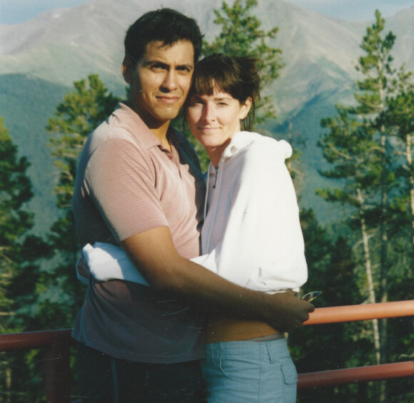 ULØSTE MYSTERIER: I den første episoden forteller Allison Rivera om den fatale dagen i 2006, da ektemannen Rey Rivera ble funnet drept ved Baltimores fasjonable hotell Hotel Belvedere. FOTO: Netflix ULØSTE MYSTERIER: I den første episoden forteller Allison Rivera om den fatale dagen i 2006, da ektemannen Rey Rivera ble funnet drept ved Baltimores fasjonable hotell Hotel Belvedere. FOTO: Netflix