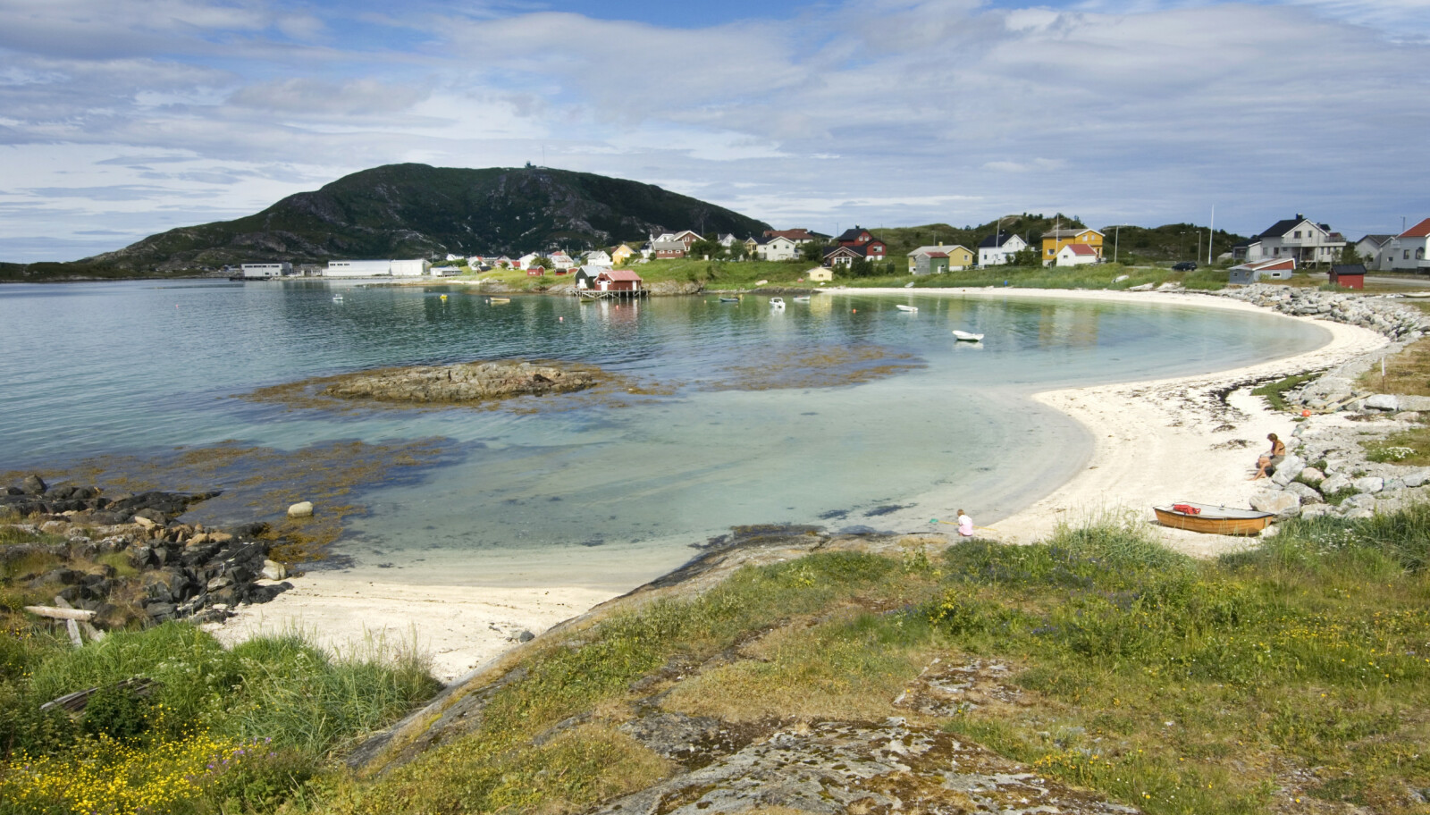 Kritthvite strender: Strendene er fantastiske, selv om temperaturen i vannet ikke er helt på sydennivå. De grunne lagunene innbyr til skjellplukking. Kritthvite strender: Strendene er fantastiske, selv om temperaturen i vannet ikke er helt på sydennivå. De grunne lagunene innbyr til skjellplukking.