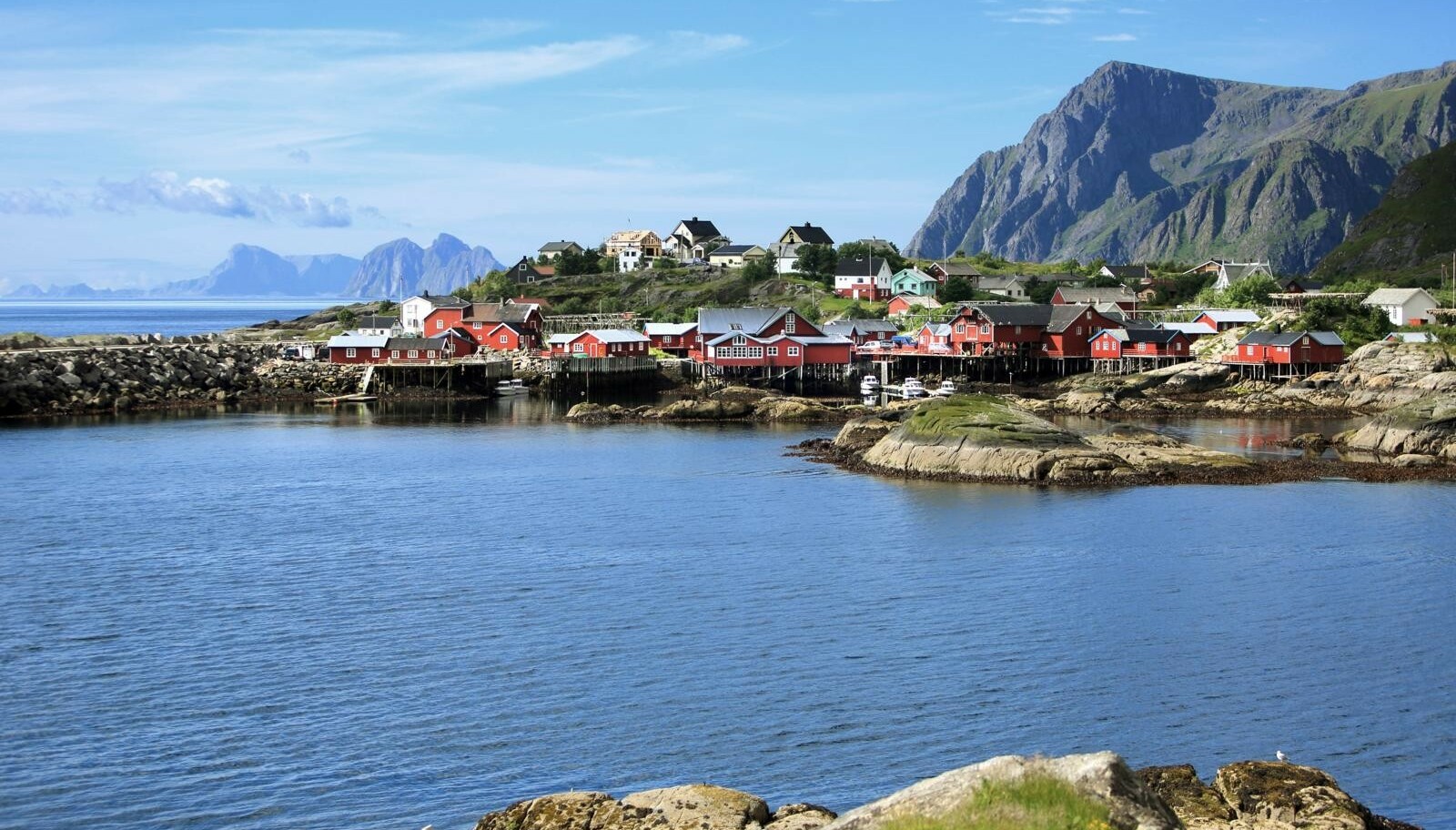 Helt på tuppen: Ytterst i Lofoten ligger denne naturskjønne øya med fredede trehus på rekke og rad. Helt på tuppen: Ytterst i Lofoten ligger denne naturskjønne øya med fredede trehus på rekke og rad.