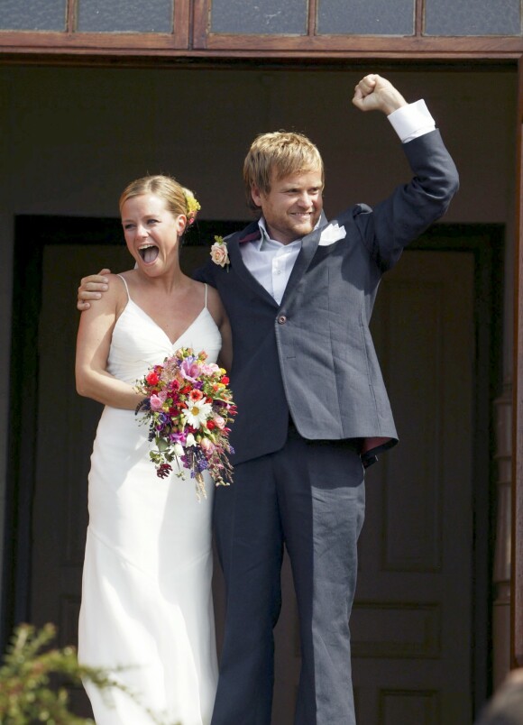 NORGESFERIE: Solveig Kloppen er gift med Kjartan Brügger Bjånesøy. Her er de fotografert på bryllupsdagen i 2005. I sommer skal de feriere i hjemlandet. Foto: Jan-Petter Dahl / Se og Hør NORGESFERIE: Solveig Kloppen er gift med Kjartan Brügger Bjånesøy. Her er de fotografert på bryllupsdagen i 2005. I sommer skal de feriere i hjemlandet. Foto: Jan-Petter Dahl / Se og Hør
