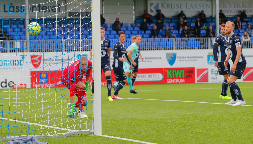 UHELDIG: Ulvestad setter ballen i eget mål etter en corner.
Foto: Svein Ove Ekornesvåg / NTB scanpix UHELDIG: Ulvestad setter ballen i eget mål etter en corner.
Foto: Svein Ove Ekornesvåg / NTB scanpix
