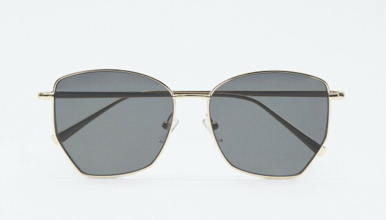 Femkantet med grått glass (kr 360, Zara). Femkantet med grått glass (kr 360, Zara).
