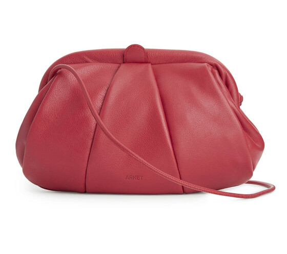 Rød med tynn skulderstropp (kr 1350, Arket). Rød med tynn skulderstropp (kr 1350, Arket).