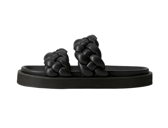 Svarte med platåsåle (kr 600, Mango). Svarte med platåsåle (kr 600, Mango).