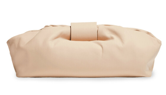 Lys og avlang (kr 1400, Massimo Dutti). Lys og avlang (kr 1400, Massimo Dutti).