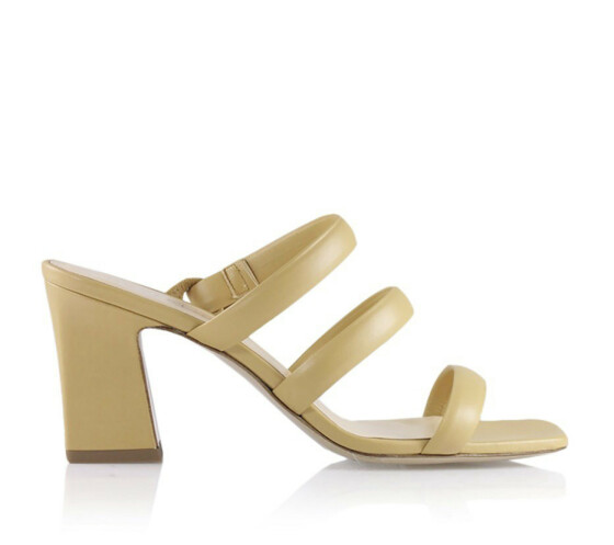 Sandaler med hæl (kr 2850,
Notabene). Sandaler med hæl (kr 2850,
Notabene).