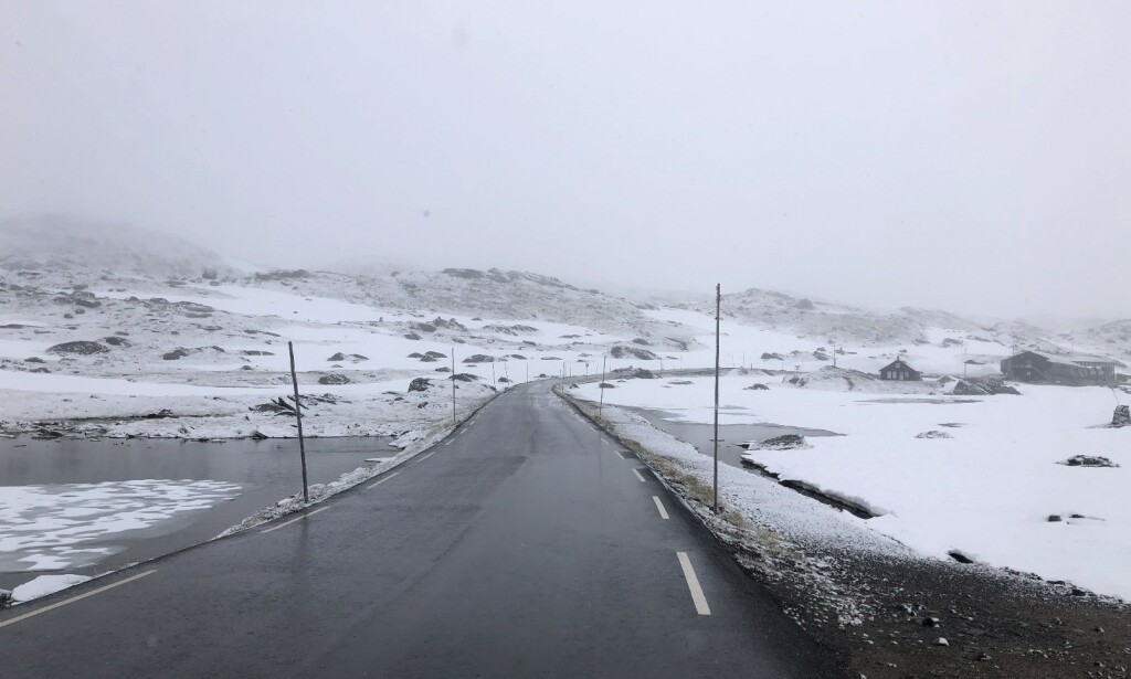 NYSNØ: Ove Fortun er daglig leder ved Sognefjellet Sommarskisenter som ligger ved fylkesveg 55. Han estimerer at det har kommet rundt to centimeter nysnø i natt. Foto: Ove Fortun NYSNØ: Ove Fortun er daglig leder ved Sognefjellet Sommarskisenter som ligger ved fylkesveg 55. Han estimerer at det har kommet rundt to centimeter nysnø i natt. Foto: Ove Fortun