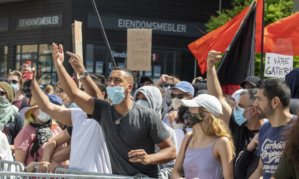 OVERTALLIGE: Motdemonstrantene var svært tallmessig overlegne SIAN på Mortensrud, og overdøvet tidvis grupperingens antiislamske budskap. Foto: Terje Pedersen / NTB Scanpix OVERTALLIGE: Motdemonstrantene var svært tallmessig overlegne SIAN på Mortensrud, og overdøvet tidvis grupperingens antiislamske budskap. Foto: Terje Pedersen / NTB Scanpix