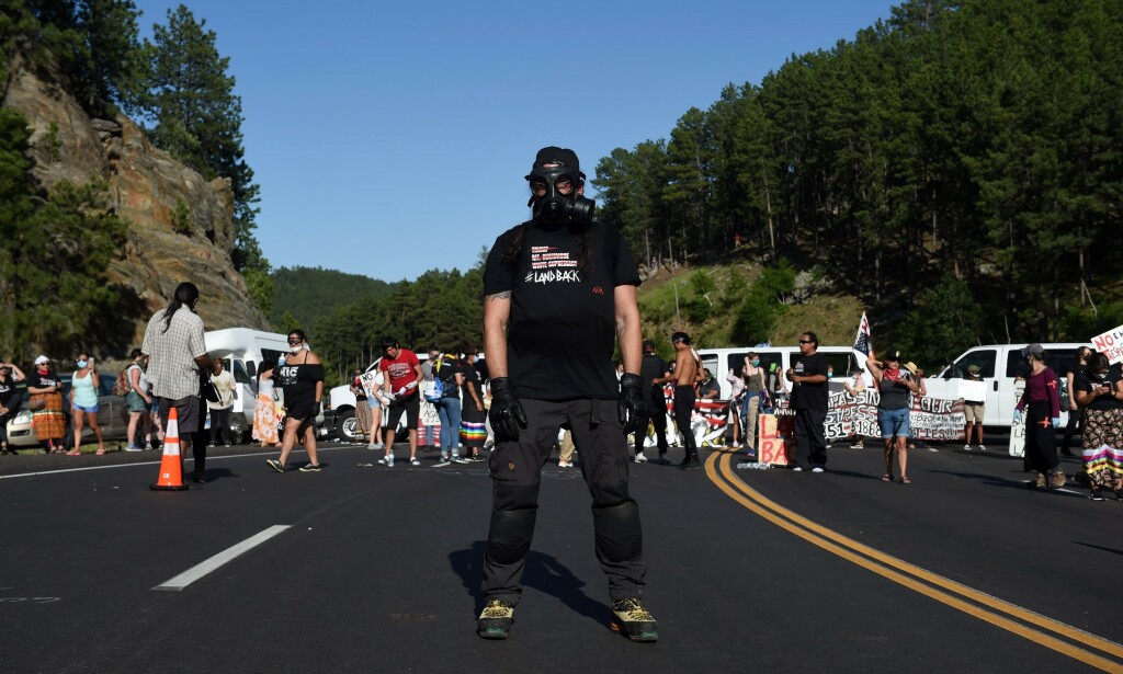 BLOKKERTE VEI: Demonstrantene blokkerte en av veiene som leder til monumentet Mount Rushmore. Foto: AFP BLOKKERTE VEI: Demonstrantene blokkerte en av veiene som leder til monumentet Mount Rushmore. Foto: AFP