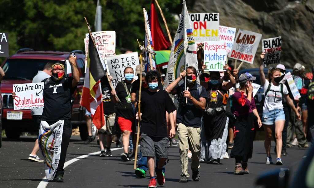 DEMONSTRERER: Aktivister og medlemmer av flere urfolk-stammer demonstrerer i Keystone, Sør-Dakota. Foto: AFP DEMONSTRERER: Aktivister og medlemmer av flere urfolk-stammer demonstrerer i Keystone, Sør-Dakota. Foto: AFP