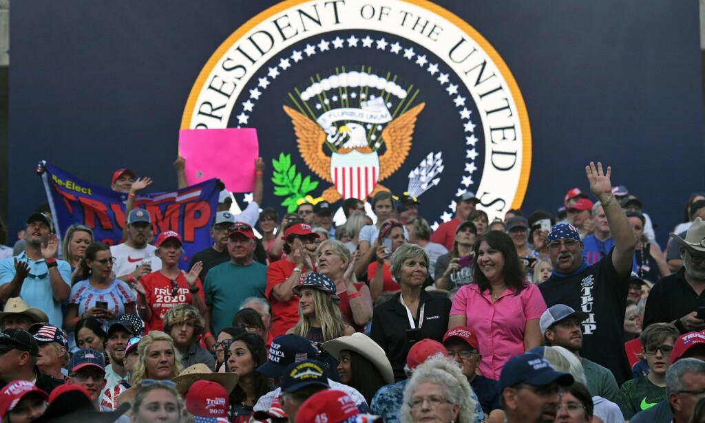 FOLKEMENGDE: Trump-supportere venter på presidenten. Foto: SAUL LOEB / AFP FOLKEMENGDE: Trump-supportere venter på presidenten. Foto: SAUL LOEB / AFP