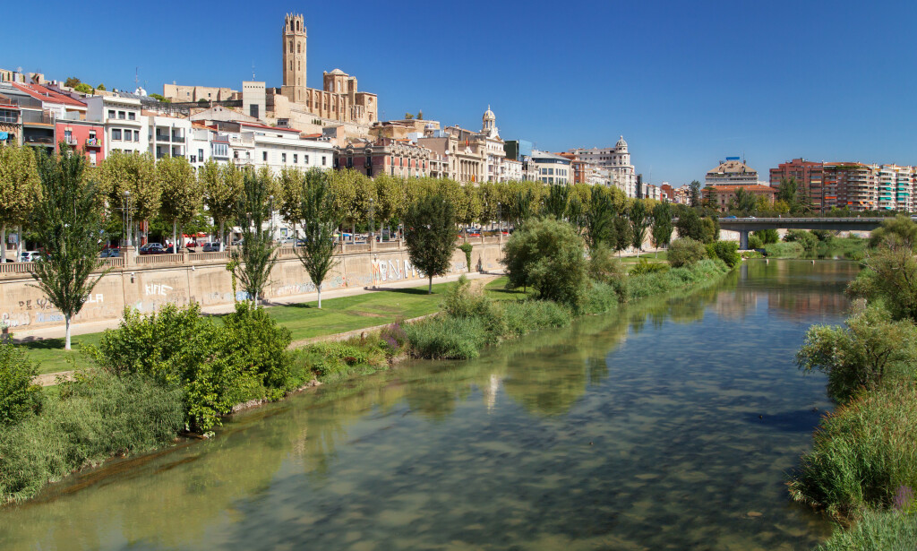 STENGES: Byen Lleida i Catalonia stenges nes etter smitteutbrudd. Foto: Santi Rodriguez / Shutterstock / NTB scanpix STENGES: Byen Lleida i Catalonia stenges nes etter smitteutbrudd. Foto: Santi Rodriguez / Shutterstock / NTB scanpix