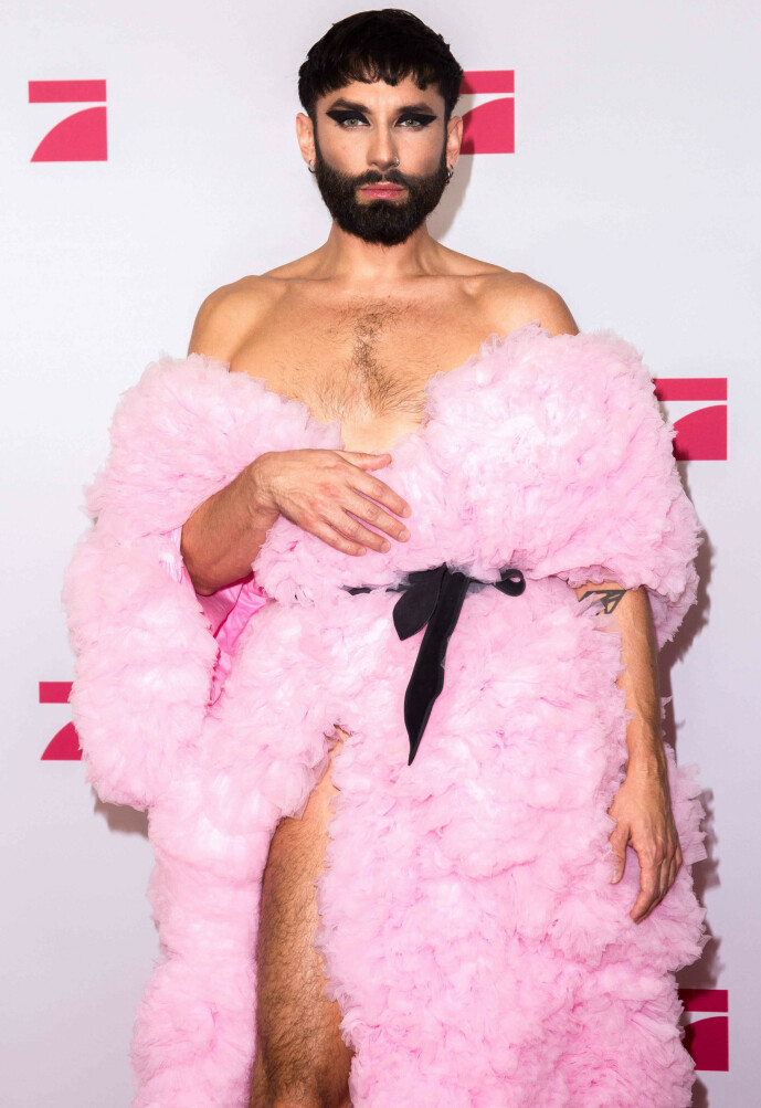 ROSA: I november i fjor dukket Conchita opp på den røde løperen i forbindelse med «Queen of Drags». Den gang gikk han for rosa kjole og kort hår. Foto: NTB Scanpix ROSA: I november i fjor dukket Conchita opp på den røde løperen i forbindelse med «Queen of Drags». Den gang gikk han for rosa kjole og kort hår. Foto: NTB Scanpix