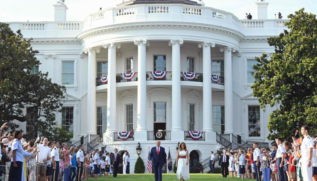 <strong>DET HVITE HUS:</strong> President Donald Trump og førstedame Melania Trump ankommer festen i hagen til Det hvite hus. Foto: SAUL LOEB / AFP <strong>DET HVITE HUS:</strong> President Donald Trump og førstedame Melania Trump ankommer festen i hagen til Det hvite hus. Foto: SAUL LOEB / AFP