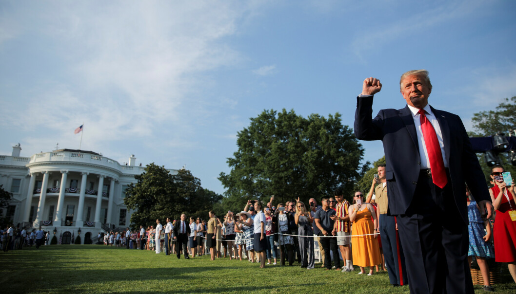 <strong>GJESTER:</strong> Det var satt fram stoler og bord til hundrevis av gjester ifølge The New York Times. Her kan man se noen av dem følge med på presidentens ankomst til markeringen. Foto: REUTERS/Carlos Barria <strong>GJESTER:</strong> Det var satt fram stoler og bord til hundrevis av gjester ifølge The New York Times. Her kan man se noen av dem følge med på presidentens ankomst til markeringen. Foto: REUTERS/Carlos Barria