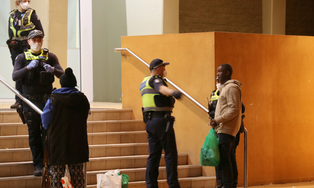 MØTT AV POLITIET: Da beboerne kom hjem til boligblokken lørdag ble de møtt av et stort politioppbud. Foto: David Crosling / AAP Image / REUTERS / NTB scanpix MØTT AV POLITIET: Da beboerne kom hjem til boligblokken lørdag ble de møtt av et stort politioppbud. Foto: David Crosling / AAP Image / REUTERS / NTB scanpix