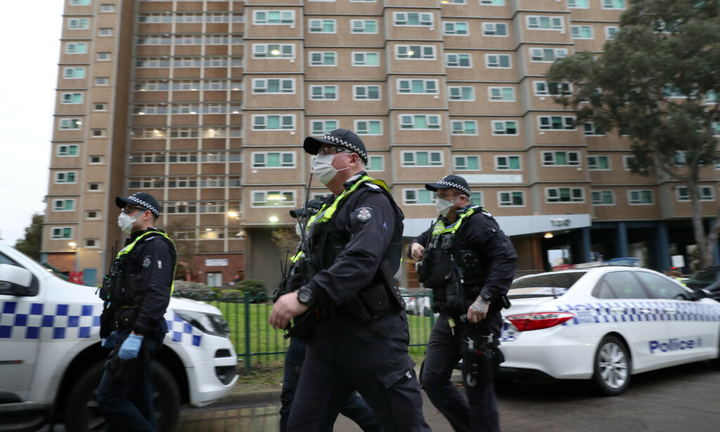 HOLDER VAKT: Rundt 500 politibetjenter skal til en hver tid passe på at beboerne i de ni boligblokkene i Melbourne holder seg isolert. Foto: David Crosling / AAP Image / REUTERS / NTB scanpix HOLDER VAKT: Rundt 500 politibetjenter skal til en hver tid passe på at beboerne i de ni boligblokkene i Melbourne holder seg isolert. Foto: David Crosling / AAP Image / REUTERS / NTB scanpix