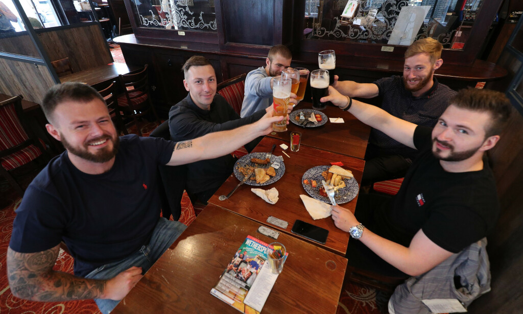 DE FLESTE OPPFØRTE SEG: En guttegjeng skåler på en London-pub etter at myndighetene lempet på en rekke restriksjoner lørdag. Foto: Yui Mok / Pa Photos / NTB scanpix DE FLESTE OPPFØRTE SEG: En guttegjeng skåler på en London-pub etter at myndighetene lempet på en rekke restriksjoner lørdag. Foto: Yui Mok / Pa Photos / NTB scanpix