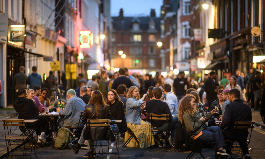 UTVIDET: Mange restauranter og barer i London-bydelen Soho hadde utvidet til å også kunne servere på fortauene for å få bedre plass. Foto: Matt Crossick / Empics / NTB scanpix UTVIDET: Mange restauranter og barer i London-bydelen Soho hadde utvidet til å også kunne servere på fortauene for å få bedre plass. Foto: Matt Crossick / Empics / NTB scanpix