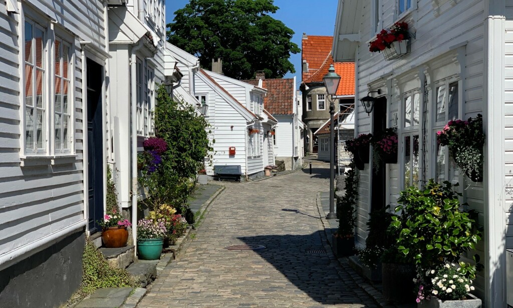 IKKE CRUISE-KAOS I ÅR: Corona-sommeren 2020 gir nye muligheter for en turistfri rusletur i Øvre Strandgate midt i Stavangers vernede trehusbebyggelse. Men det gjelder bare i tidlige morgentimer. Alle norske turister spør hvor Gamle Stavanger er. Foto: Jostein Sletten. IKKE CRUISE-KAOS I ÅR: Corona-sommeren 2020 gir nye muligheter for en turistfri rusletur i Øvre Strandgate midt i Stavangers vernede trehusbebyggelse. Men det gjelder bare i tidlige morgentimer. Alle norske turister spør hvor Gamle Stavanger er. Foto: Jostein Sletten.