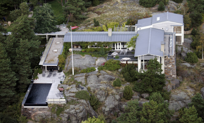 BASSENG: Rundt utendørsbassenget har dronninga samlet familie og venner til selskap år etter år. Foto: NTB Scanpix BASSENG: Rundt utendørsbassenget har dronninga samlet familie og venner til selskap år etter år. Foto: NTB Scanpix