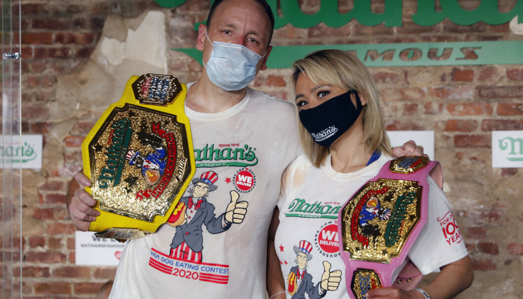 VINNERE: Joey Chestnut og Miki Sudo stakk av med hver sin verdensrekord. Foto: AP VINNERE: Joey Chestnut og Miki Sudo stakk av med hver sin verdensrekord. Foto: AP