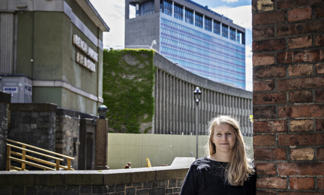 KONTORET: Ida Lindtveit Røse tar seg en pause fra kontoret for å møte Dagbladet ved Trefoldighetskirken i Oslo sentrum. Bak ses gamle Deichmann, Y-blokka og høyblokka. Foto: Jørn H.Moen / Dagbladet KONTORET: Ida Lindtveit Røse tar seg en pause fra kontoret for å møte Dagbladet ved Trefoldighetskirken i Oslo sentrum. Bak ses gamle Deichmann, Y-blokka og høyblokka. Foto: Jørn H.Moen / Dagbladet