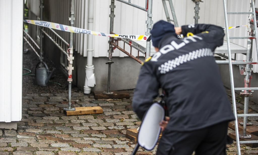BRANN: Krimteknikere jobber i området rundt huset til Sandefjords ordfører Bjørn Ole Gleditsch. Foto: Trond Reidar Teigen / NTB scanpix. BRANN: Krimteknikere jobber i området rundt huset til Sandefjords ordfører Bjørn Ole Gleditsch. Foto: Trond Reidar Teigen / NTB scanpix.