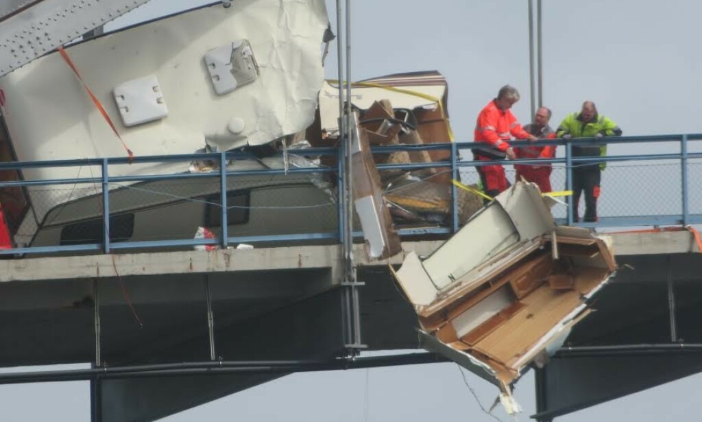 HENGER UTENFOR: Deler av campingvogna henger utenfor rekkverket. Foto: Oddgeir Sundgot HENGER UTENFOR: Deler av campingvogna henger utenfor rekkverket. Foto: Oddgeir Sundgot