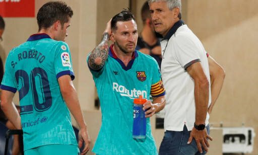 DISKUTERER: Manager Quique Setién i samtale med Lionel Messi og Sergi Roberto. Foto: NTB Scanpix DISKUTERER: Manager Quique Setién i samtale med Lionel Messi og Sergi Roberto. Foto: NTB Scanpix