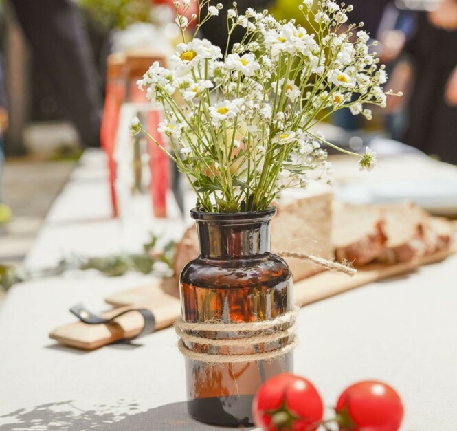 STEMNING: Friske blomster lager sommerstemning. STEMNING: Friske blomster lager sommerstemning.