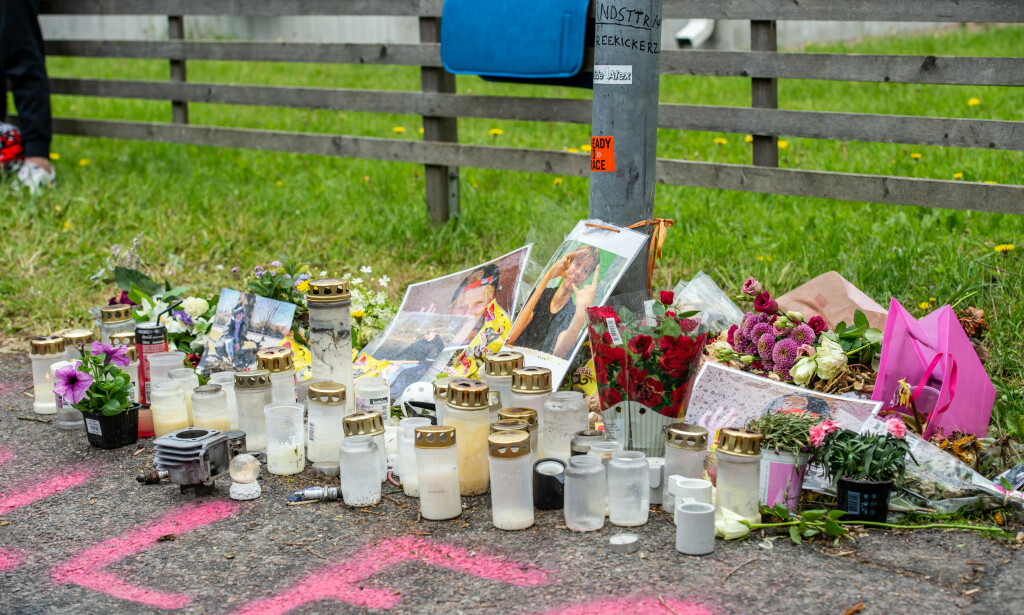 BLOMSTERHAV: Det er lagt ned blomster, minneord og tent lys for Alexander der han døde. Foto: Hanna Brunlöf/GT/Expressen BLOMSTERHAV: Det er lagt ned blomster, minneord og tent lys for Alexander der han døde. Foto: Hanna Brunlöf/GT/Expressen